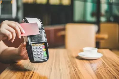 银行打电话免费帮你升级白金卡，该不该办理？